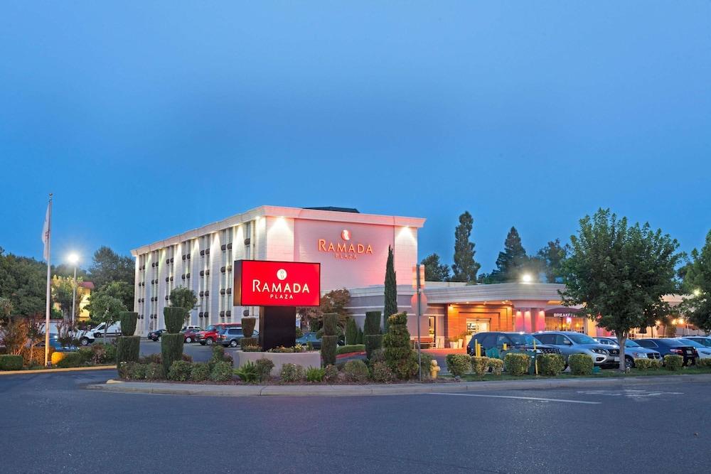 Отель Doubletree By Hilton Chico, Ca Экстерьер фото